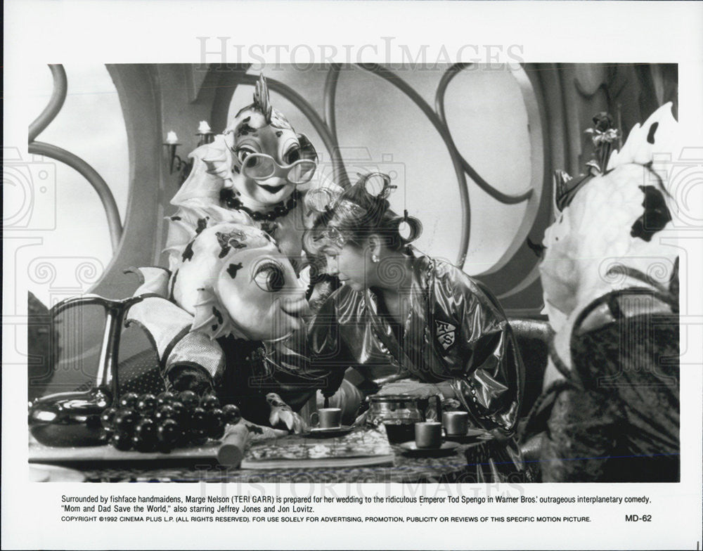 1992 Press Photo Teri Garr, in &quot;Mom and Dad Save the World&quot; - Historic Images