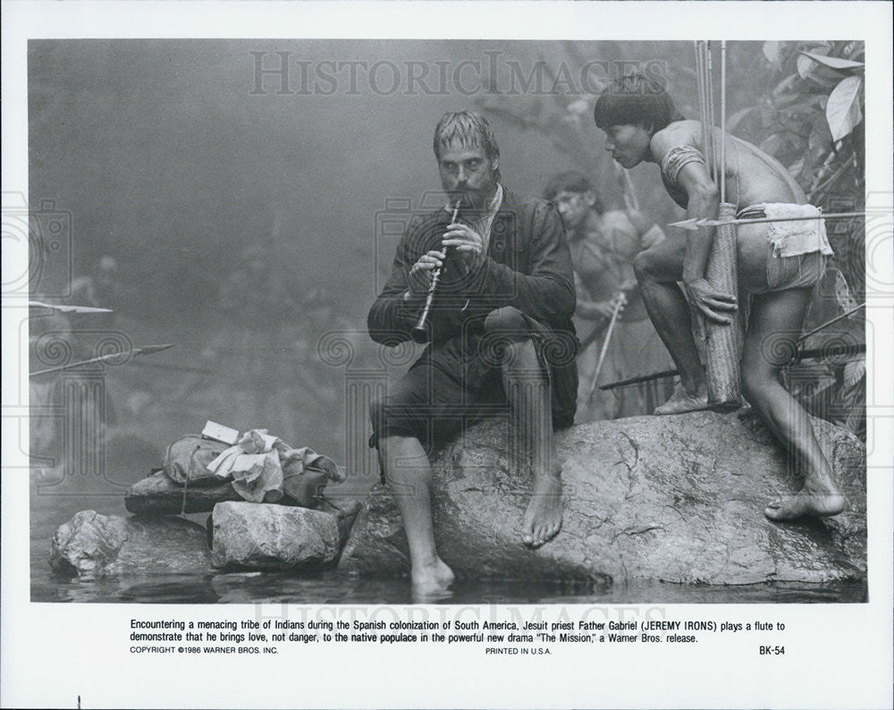 1986 Press Photo Jeremy Irons With Indians Of South America On &quot;The Mission&quot; - Historic Images