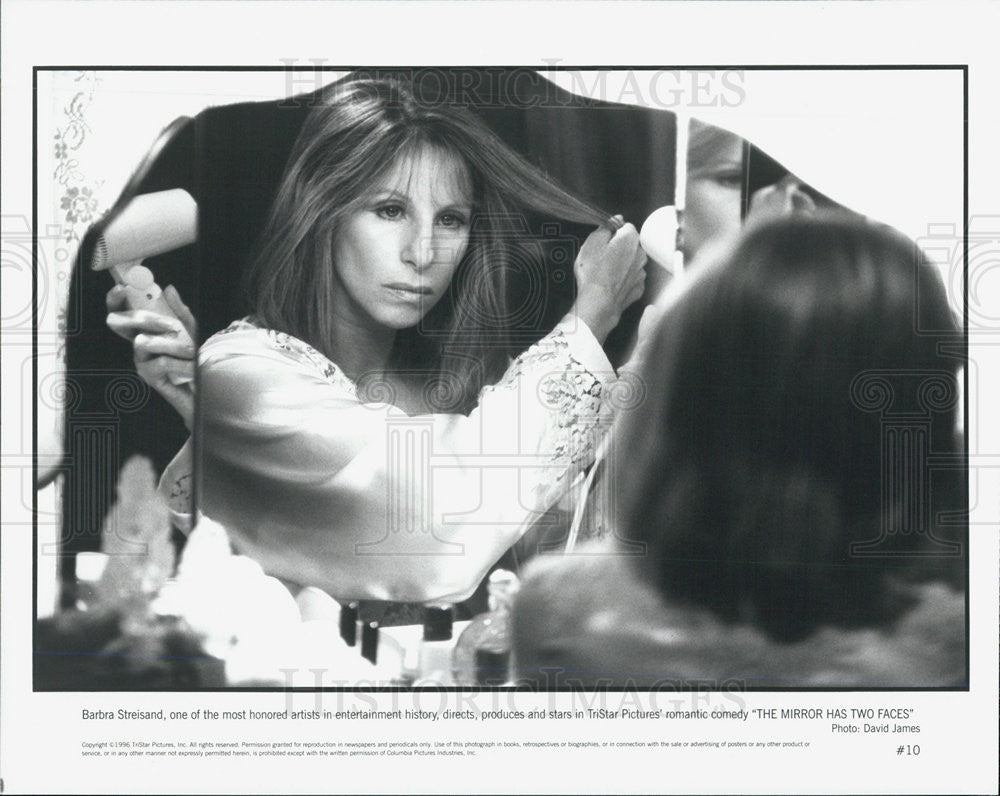 1996 Press Photo The Mirror Has Two Faces Film Barbra Streisand In Mirror Scene - Historic Images