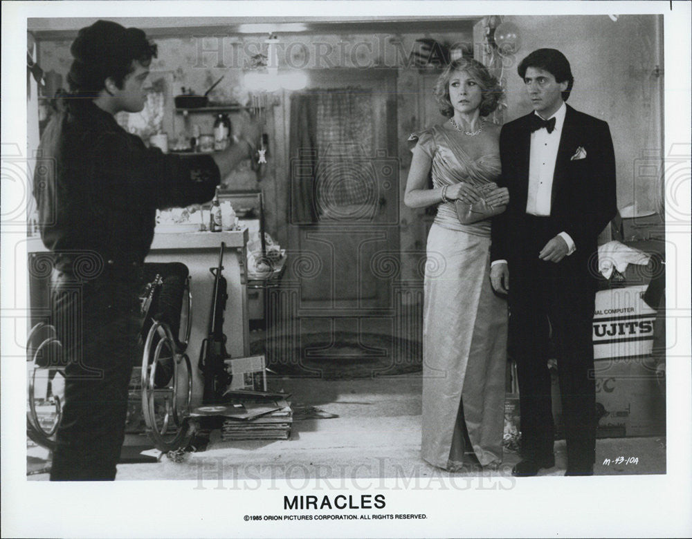 1995 Press Photo Miracles Film Couple Being Held Up Scene - Historic Images