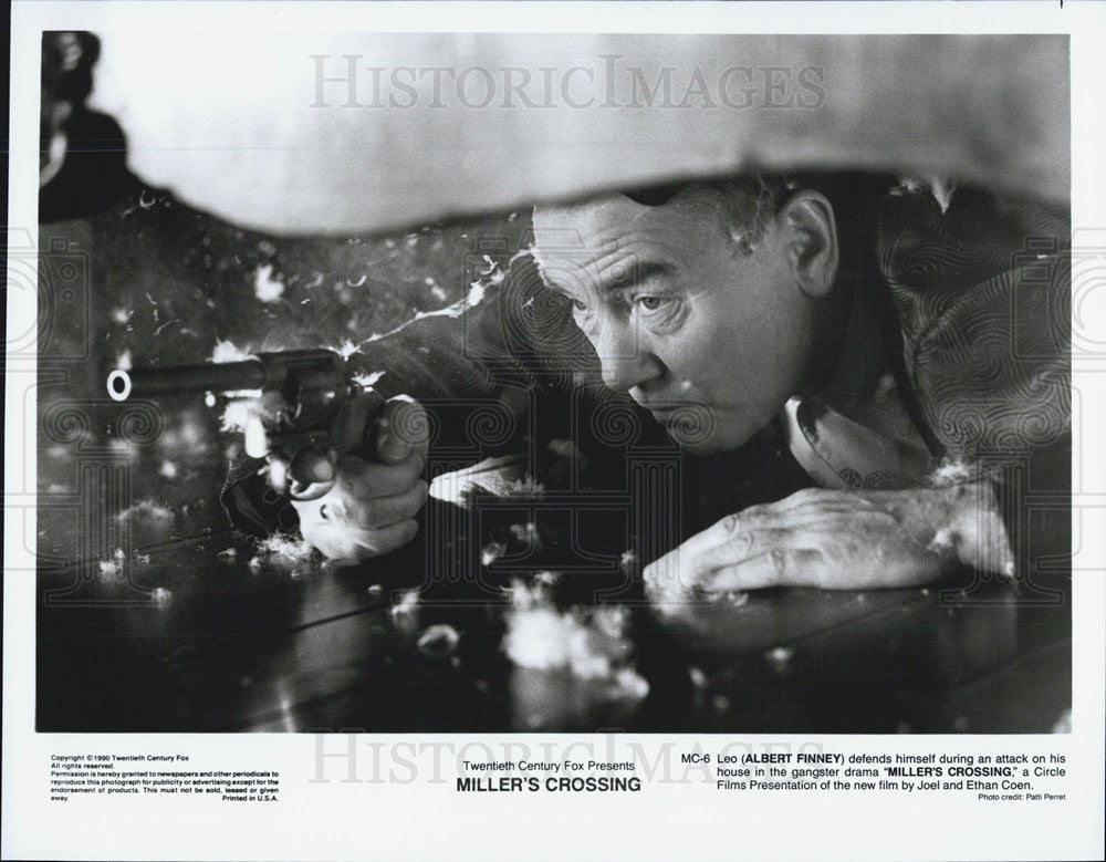 1990 Press Photo Miller&#39;s Crossing Film Albert Finney Hiding With Gun Scene - Historic Images