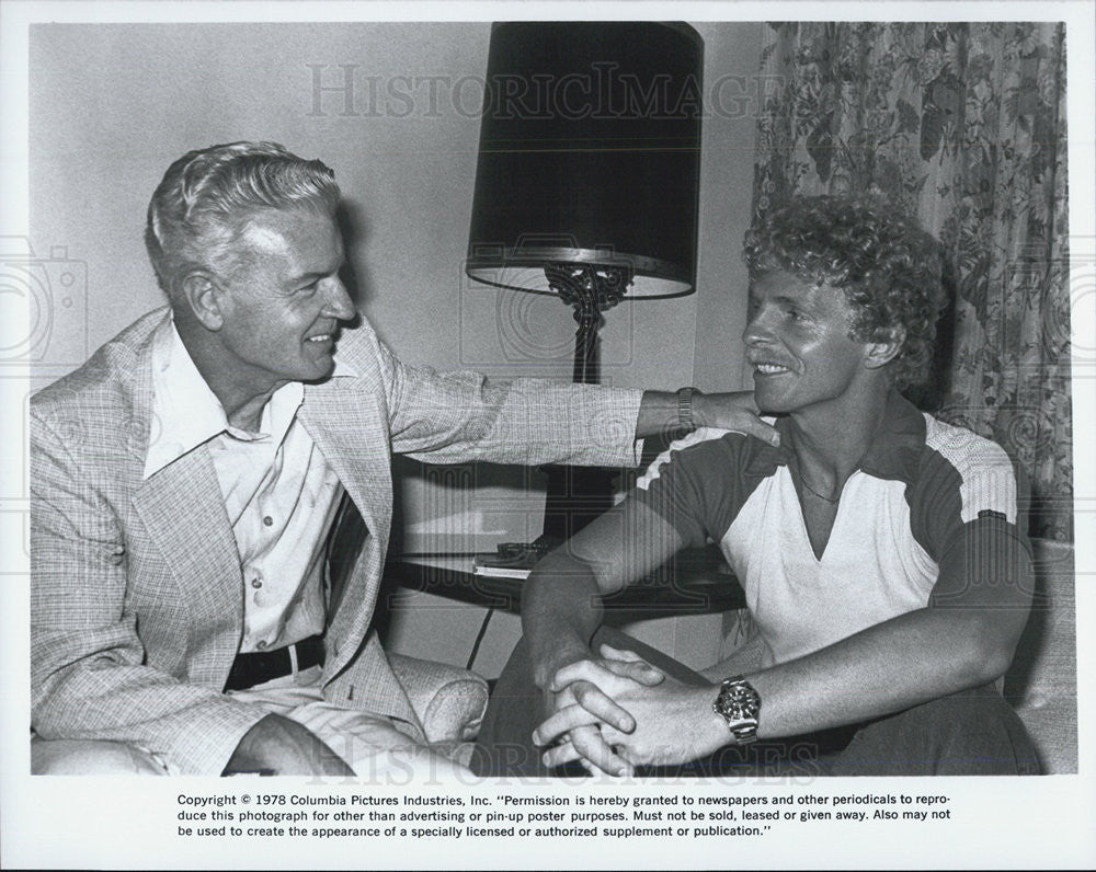 1978 Press Photo Two Men Talking One Hand On Shoulder - Historic Images