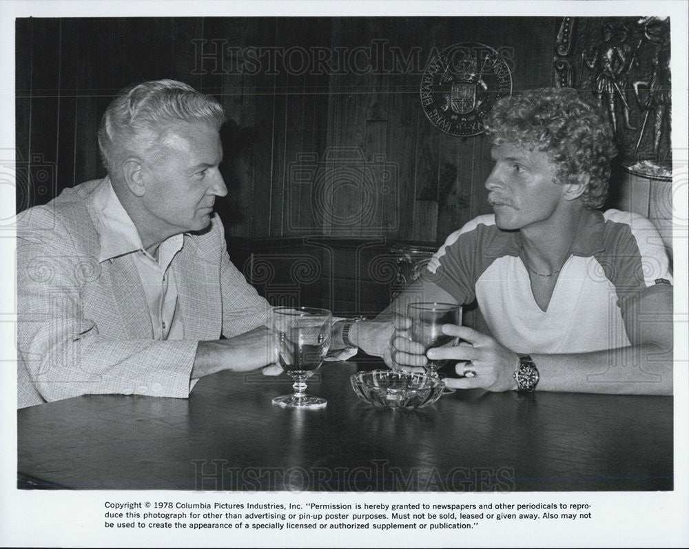 1978 Press Photo Film Scene Two Men Talking In Bar With Drinks - Historic Images