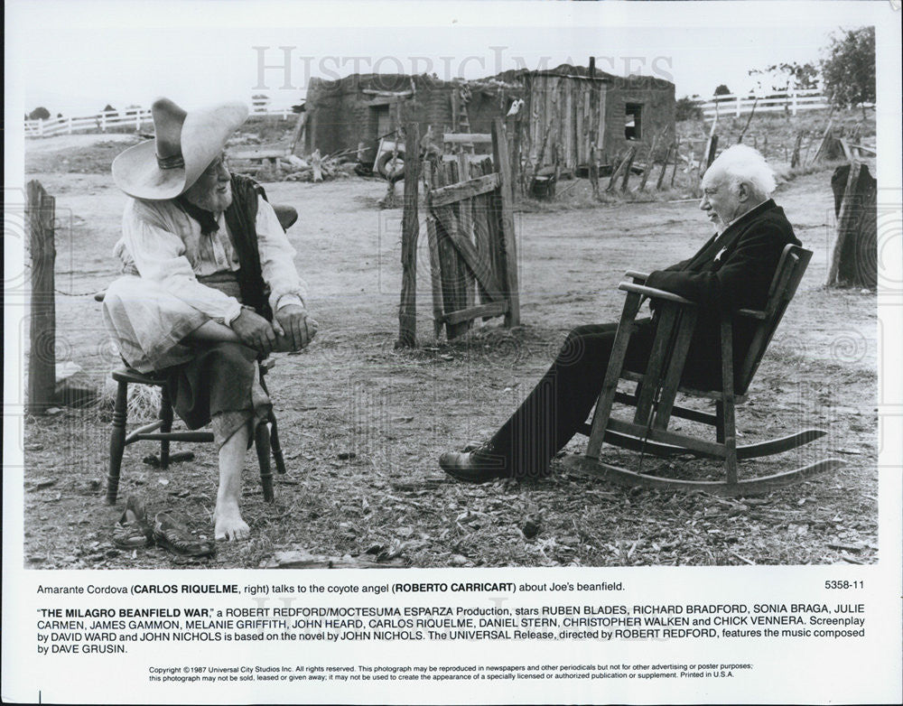 1987 Press Photo Film Milagro Beanfield War Carlos Riquelme Roberto Carricart - Historic Images