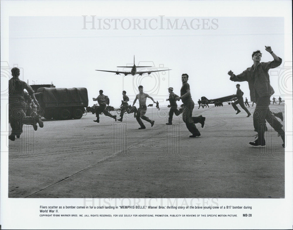 1990 Press Photo Memphis Belle Film Bombing People Running Scene - Historic Images