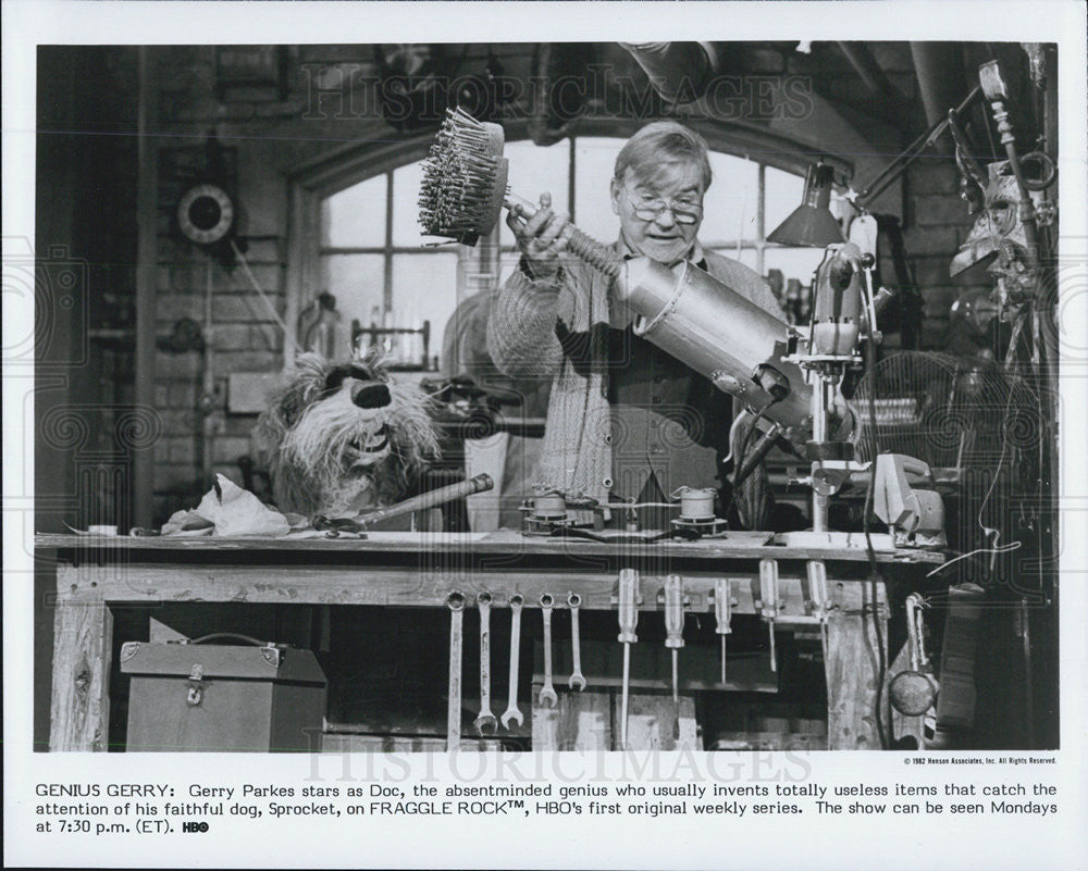 1982 Press Photo Fraggle Rock Series Actor Gerry Parkes With Dog Sprocket - Historic Images