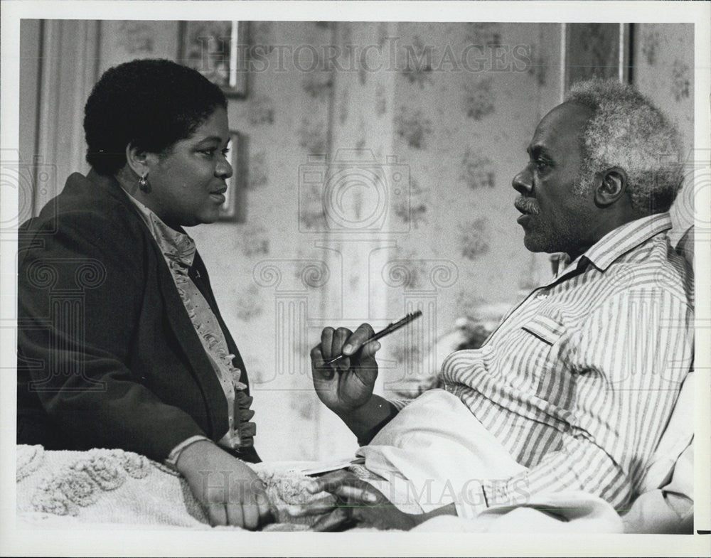 1983 Press Photo Nell Carter and Hank Rolike star in &quot;Gimme A Break&quot; - Historic Images