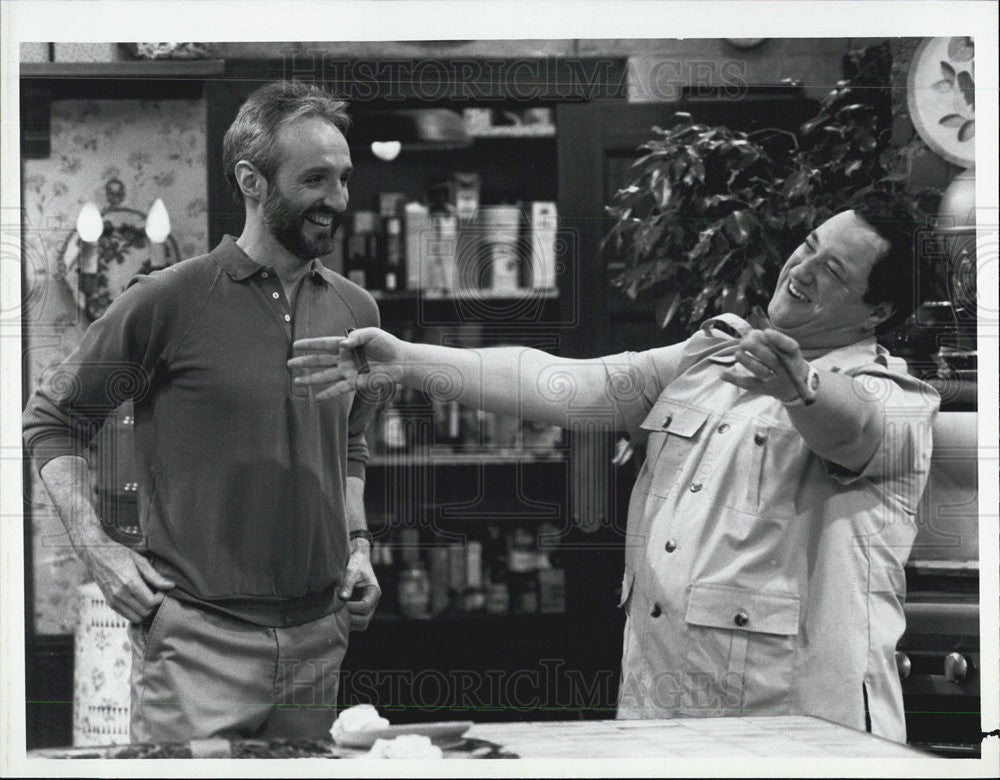 1987 Press Photo Michael Gross Actor Stuart Pankin Family Ties Sitcom Comedy - Historic Images