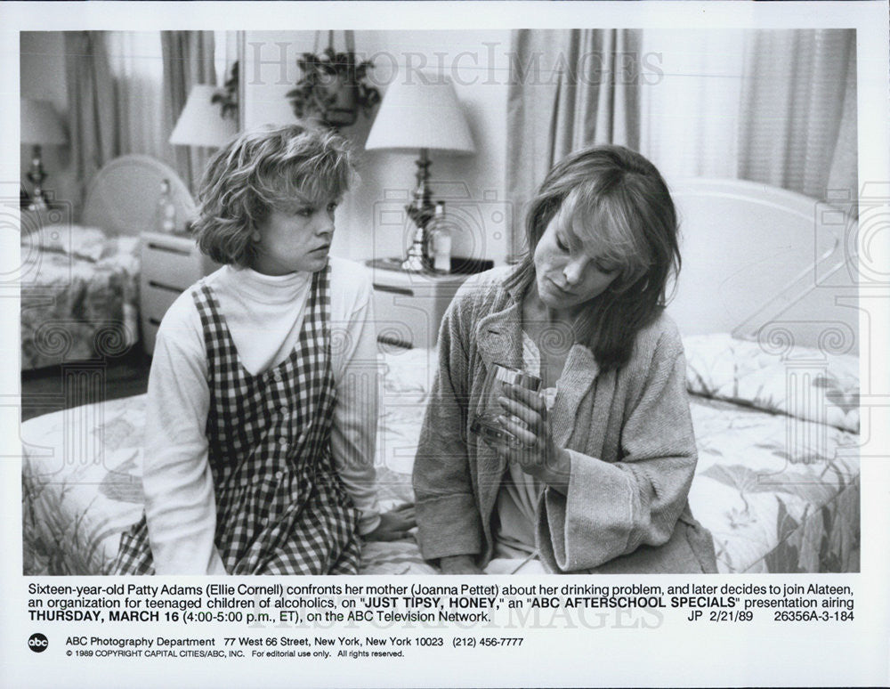 1989 Press Photo Ellie Cornell And Joanna Pettet On "Just Tipsy Honey" COPY - Historic Images