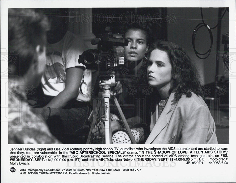 1991 Press Photo Jennifer Dundas Actress Lisa Vidal Shadow Of Love Drama Film - Historic Images