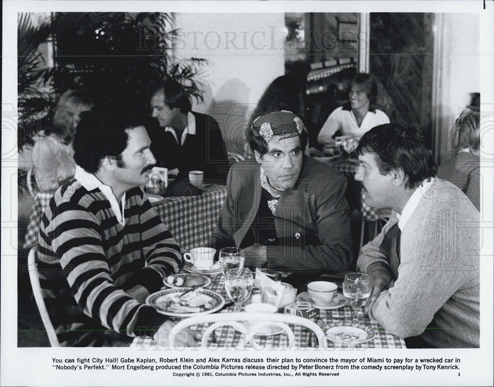 1981 Press Photo Gabe Kaplan, Robert Klein &amp; Alex Karras In &quot;Nobody&#39;s Perfect&quot; - Historic Images