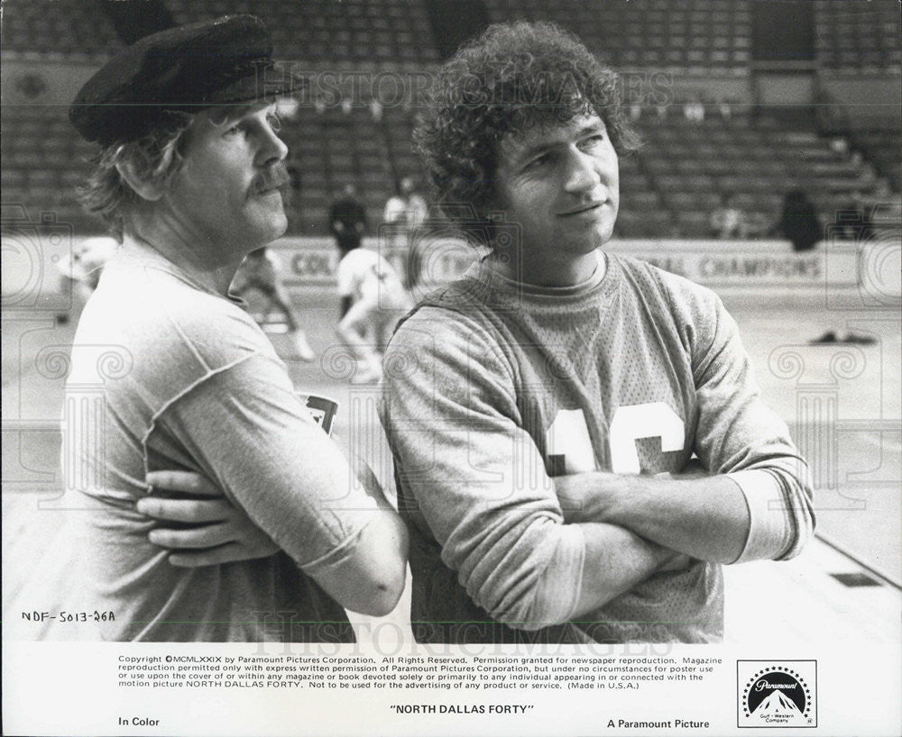 1979 Press Photo Nick Nolte Actor Mac Davis North Dallas Forty Film Movie Scene - Historic Images