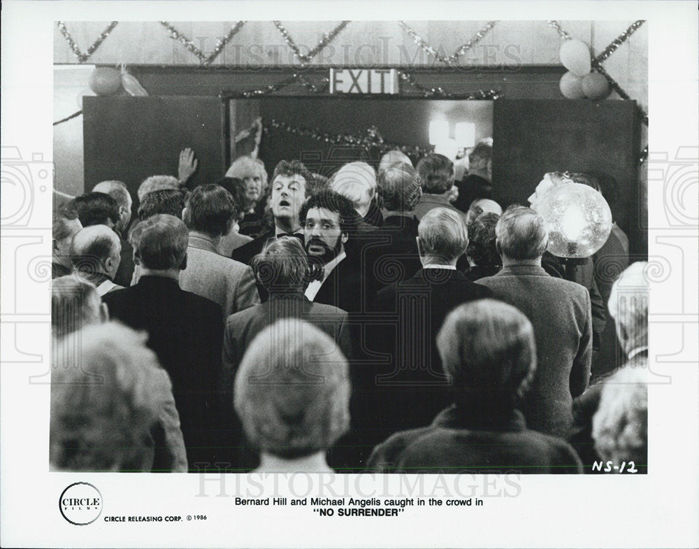 1986 Press Photo Bernard Hill Actor Michael Angelis No Surrender Movie Film - Historic Images