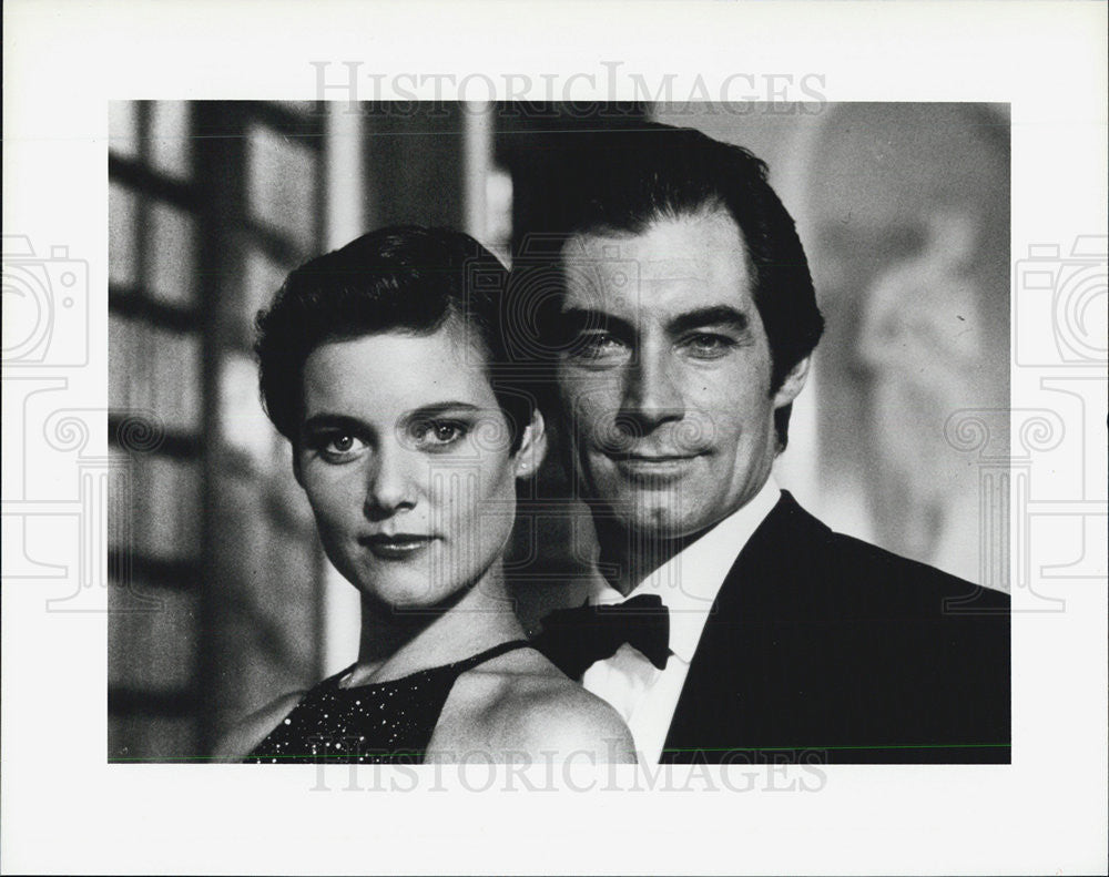 1989 Press Photo Timothy Dalton &amp; Carey Lowell stars in &quot;A License to Kill&quot; - Historic Images