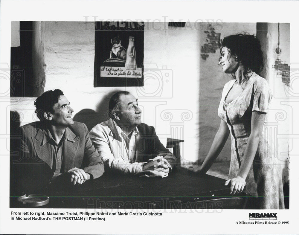 1995 Press Photo Massimo Troisi, Philippe Noiret &amp; Maria Grazia Cucinotta - Historic Images