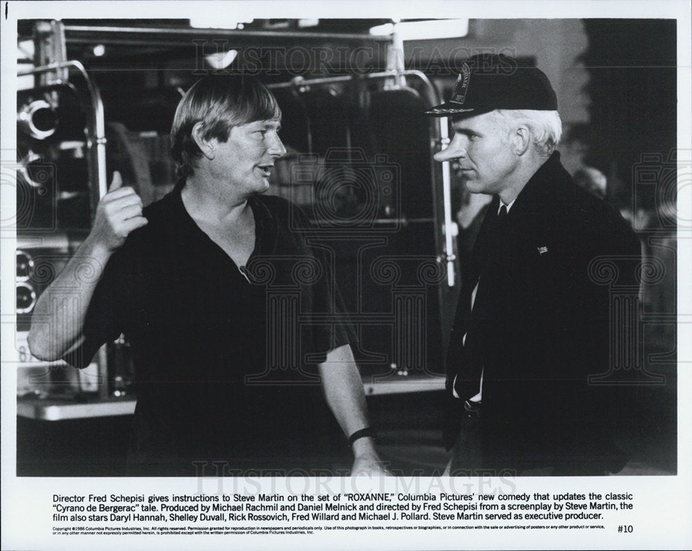 1986 Press Photo  Steve Martin w/ director Fred Schepisi on the set of &quot;Roxanne&quot; - Historic Images