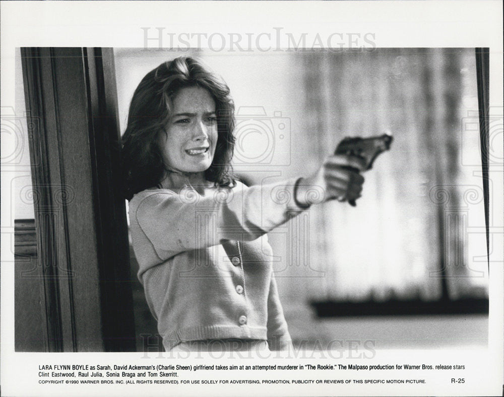 1990 Press Photo Lara Flynn Boyle and Charlie Sheen star in &quot;The Rookie&quot; - Historic Images