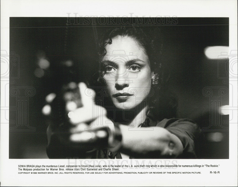 1990 Press Photo Sonia Braga and Raul Julia star in &quot;The Rookie&quot; - Historic Images