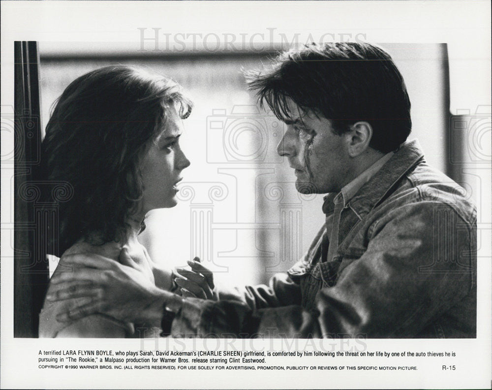 1990 Press Photo Lara Flynn Boyle &amp; Charlie Sheen stars in &quot;The Rookie&quot; - Historic Images