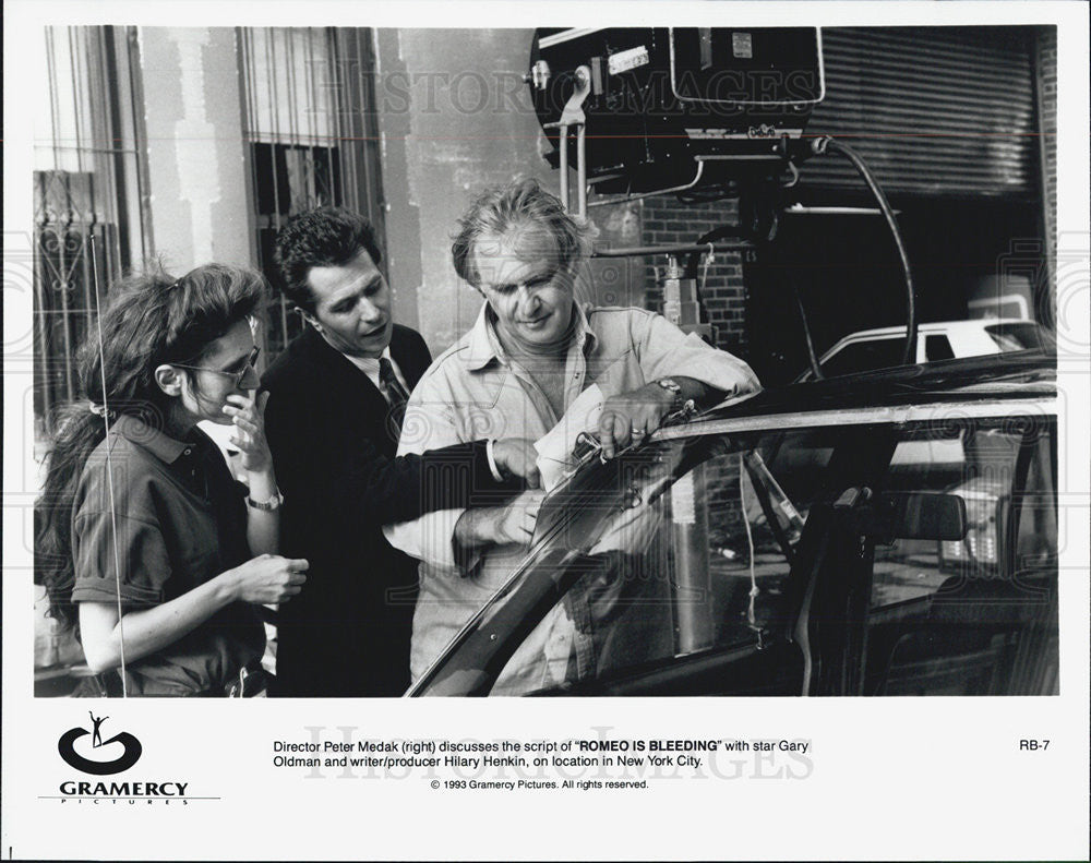 1993 Press Photo Director Peter Medak on set of &quot;Romeo is Bleeding.&quot; - Historic Images