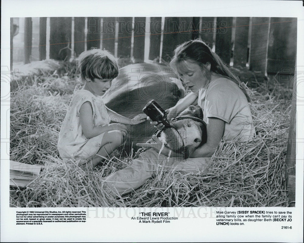 1984 Press Photo Sissy Spacek &amp; Becky Jo Lynch star in &quot;The River&quot; - Historic Images