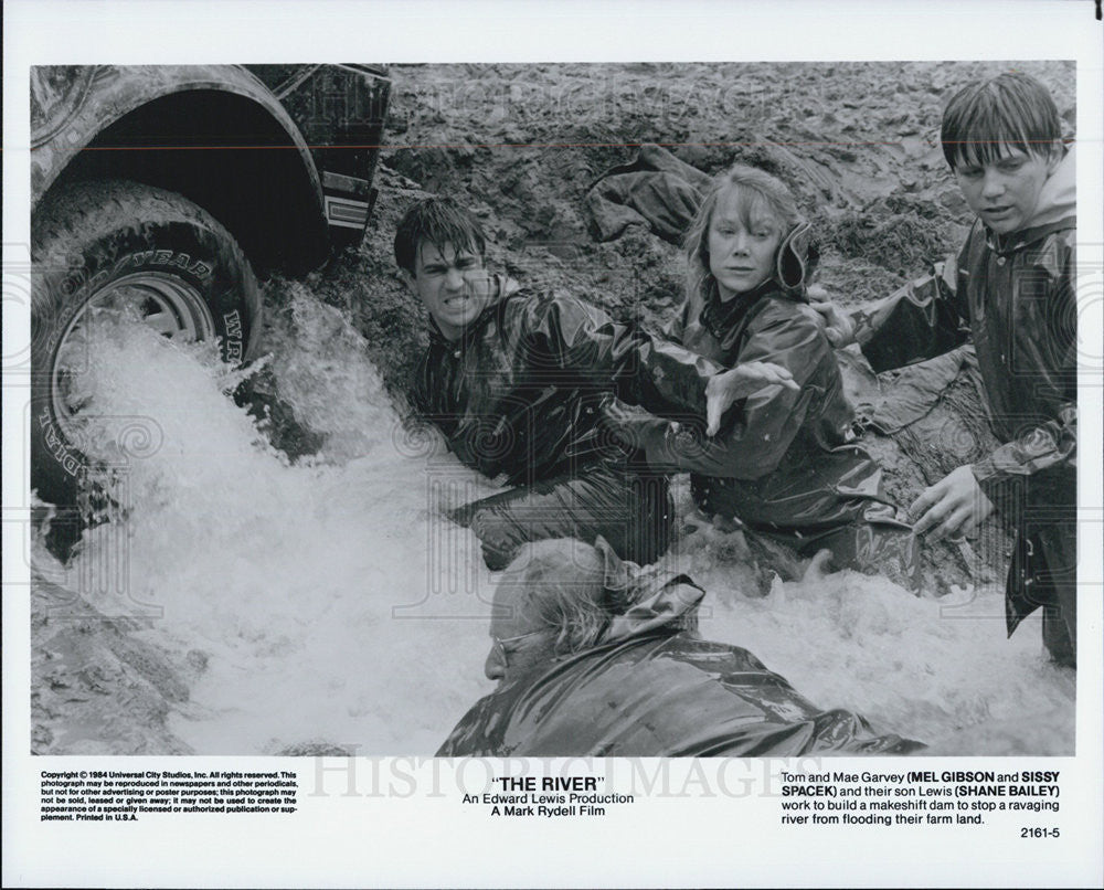 1984 Press Photo Mel Gibson, Sissy Spacek &amp; Shane Bailey star in &quot;The River&quot; - Historic Images