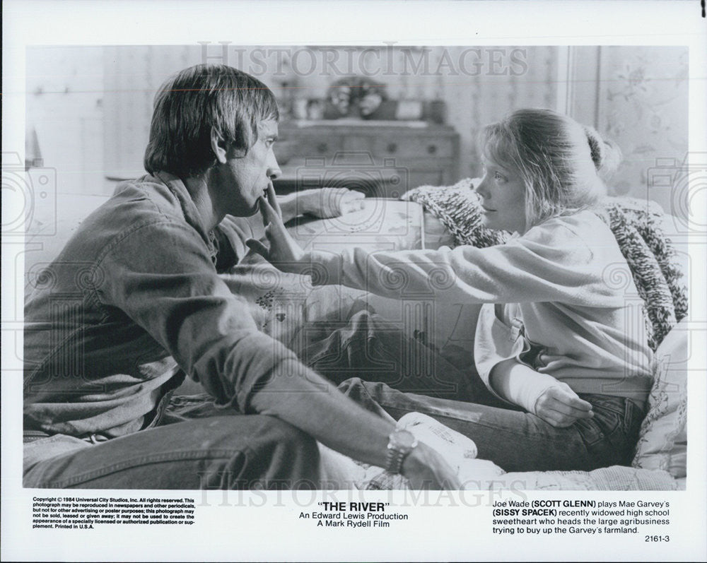 1984 Press Photo Scott Glenn &amp; Sissy Spacek star in &quot;The River&quot; - Historic Images