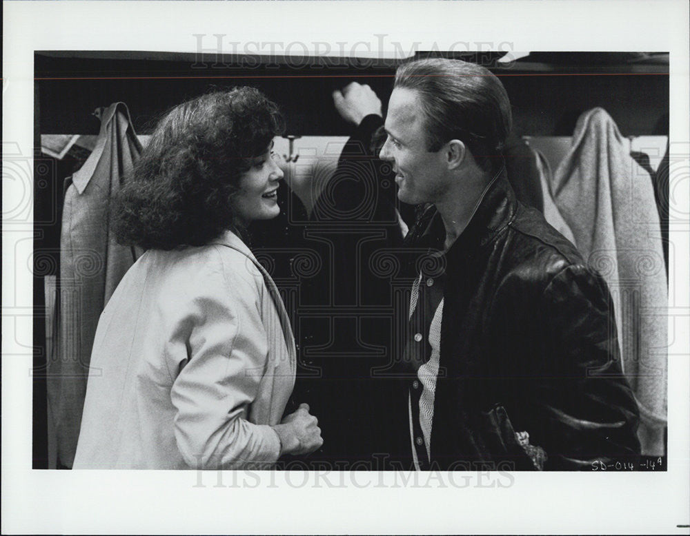 Press Photo Man &amp; Woman Talking - Historic Images