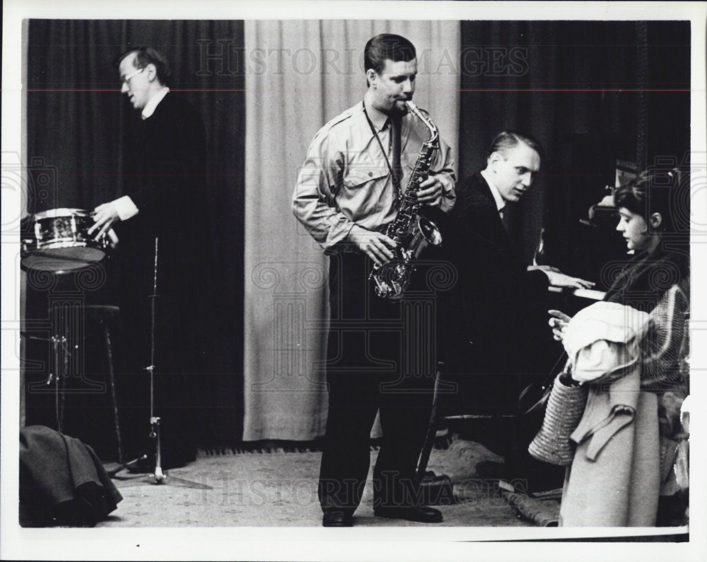 Press Photo Man Playing Saxophone - Historic Images