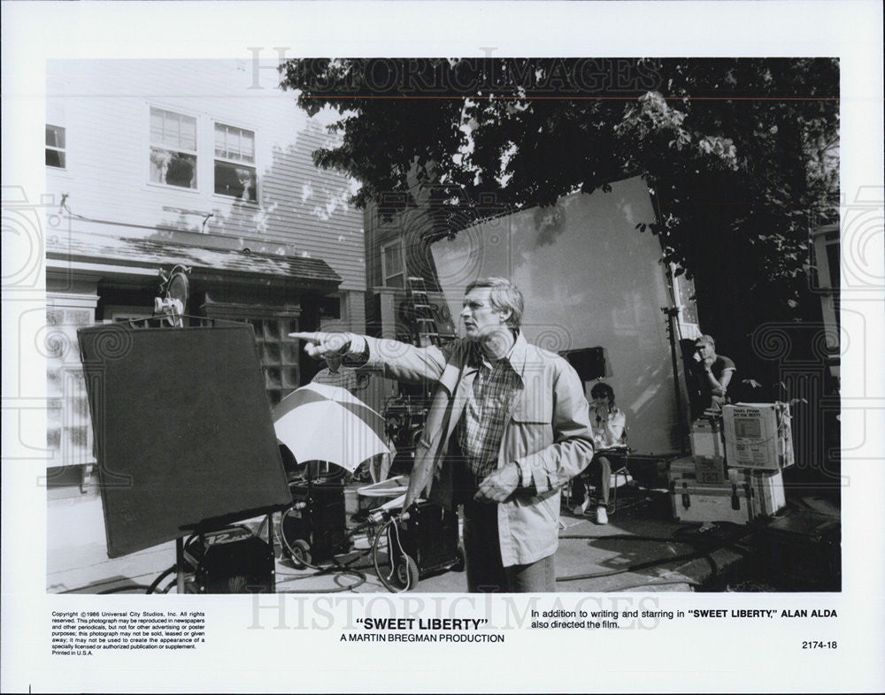 1986 Press Photo &quot;Sweet Liberty&quot; Director Alan Alda - Historic Images