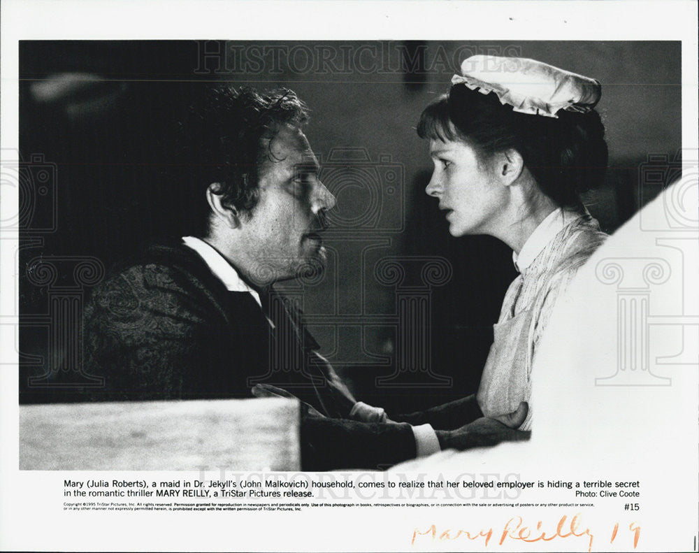 Press Photo Julia Roberts and John Malkovich in Mary Reilly - Historic Images