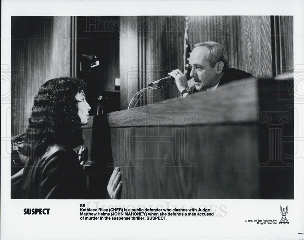 Press Photo Cher and John Mahoney in Suspect - Historic Images