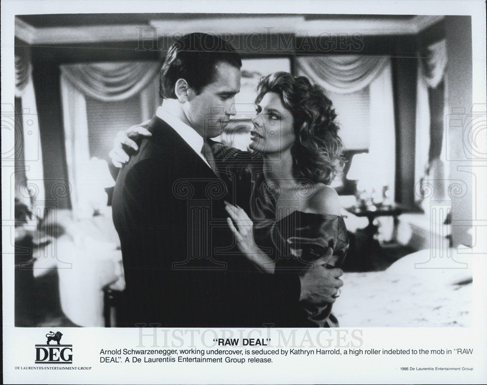 1986 Press Photo Arnold Schwarzenegger Seduced Kathryn Harrold Film &quot;Raw Deal&quot; - Historic Images