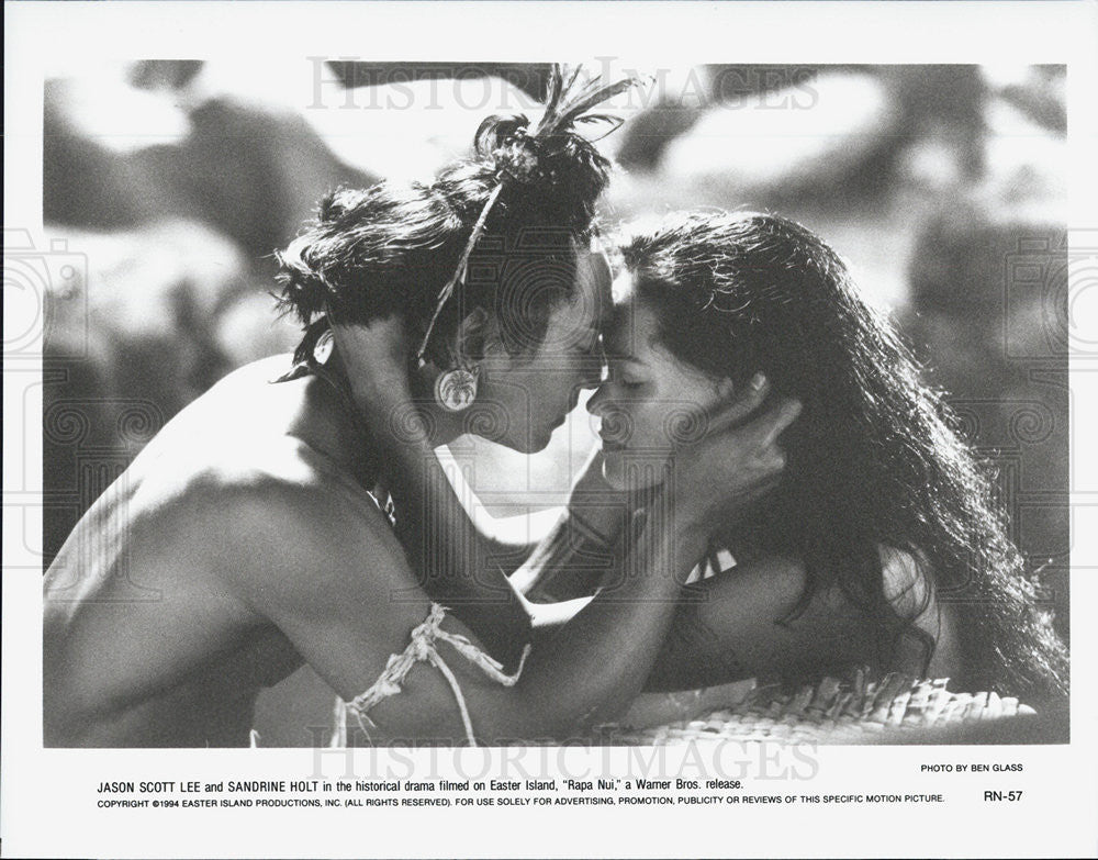 1994 Press Photo Jason Scott Lee &amp; Sandrine Holt in &quot;Rapa Nui&quot; - Historic Images