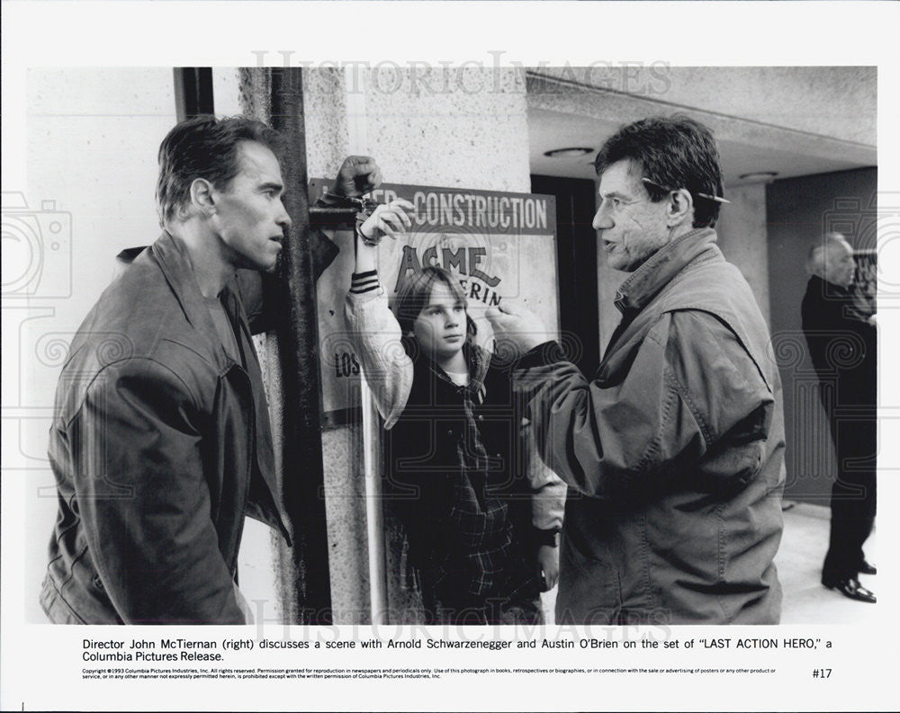 1993 Press Photo &quot;Last Action Hero&quot; Director John McTiernan Discusses Scene - Historic Images