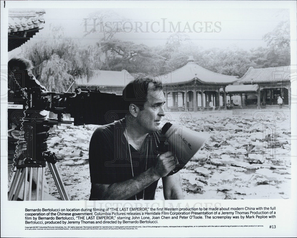 1987 Press Photo Director Bernardo Bertolucci On Location Of &quot;The Last Emperor&quot; - Historic Images