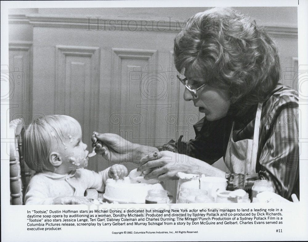 1982 Press Photo Tootsie Film Dustin Hoffman As Woman Feeding Baby Scene - Historic Images