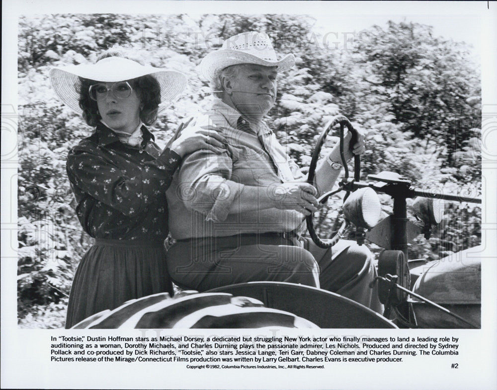 1982 Press Photo Tootsie Film Dustin Hoffman Charles Durning Tractor Ride Scene - Historic Images