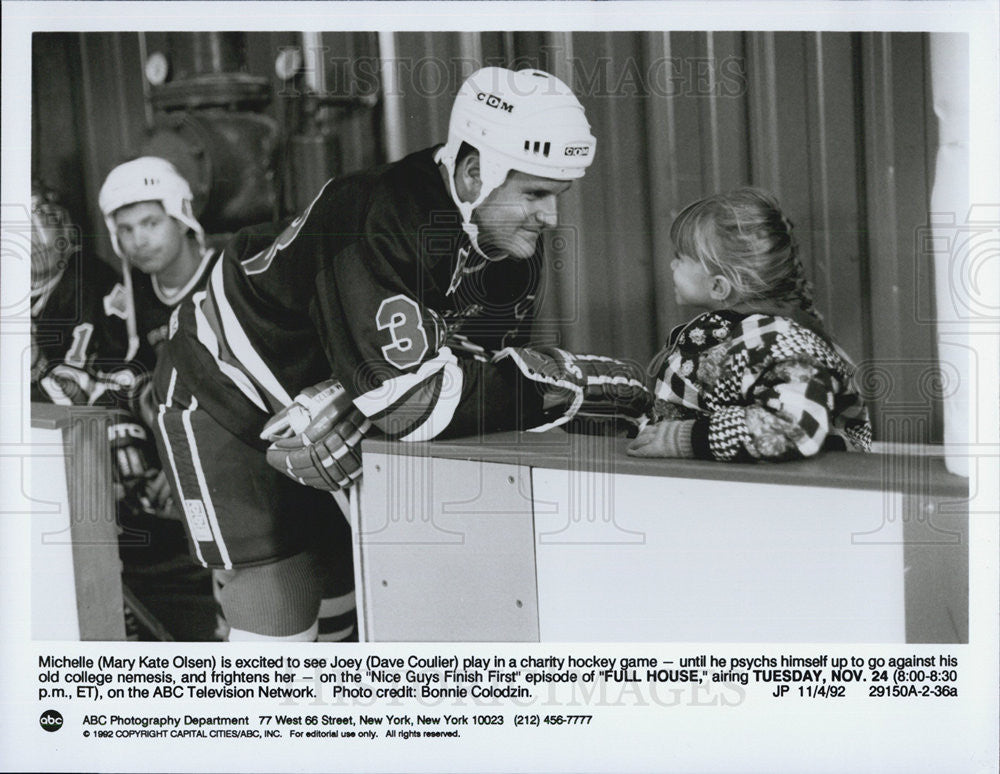 1992 Press Photo Full House Series Mary Kate Olsen Dave Coulier Hockey Scene - Historic Images