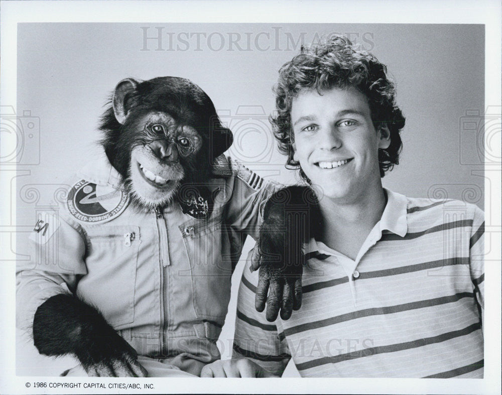 1986 Press Photo Astronaut And Son Film Chris Collet With Chimp Characters - Historic Images