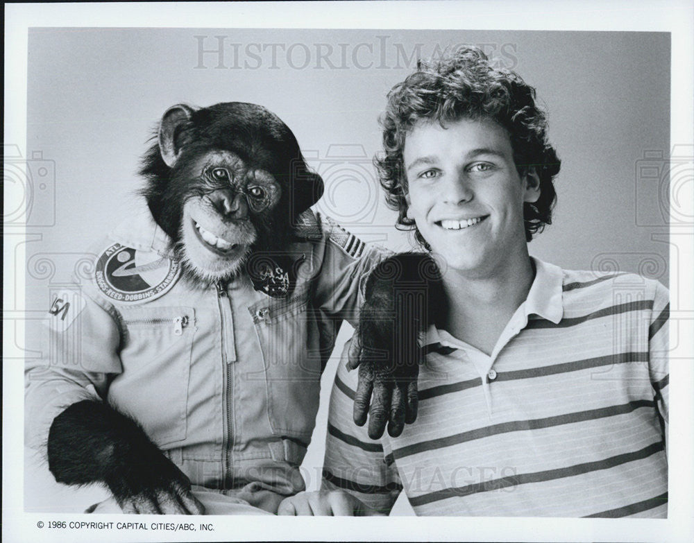 1986 Press Photo Astronaut And Son Film Chris Collet With Chimp Mike Promotional - Historic Images