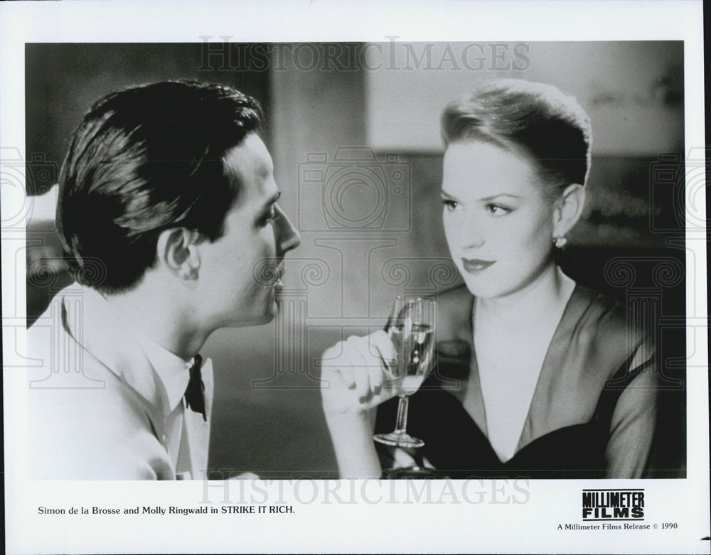 1990 Press Photo Simon de la Brosse &amp; Molly Ringwald in &quot;Strike It Rich&quot; - Historic Images