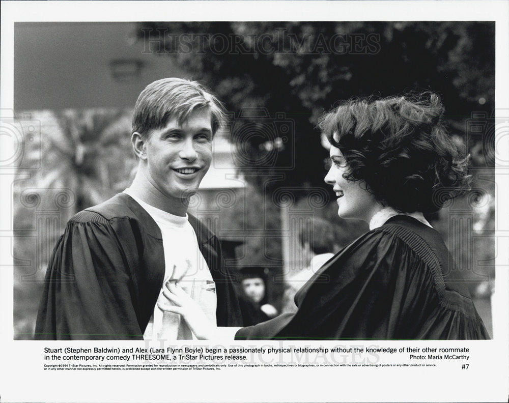 1994 Press Photo Stephen Baldwin &amp; Lara Flynn Boyle in &quot;Threesome&quot; - Historic Images