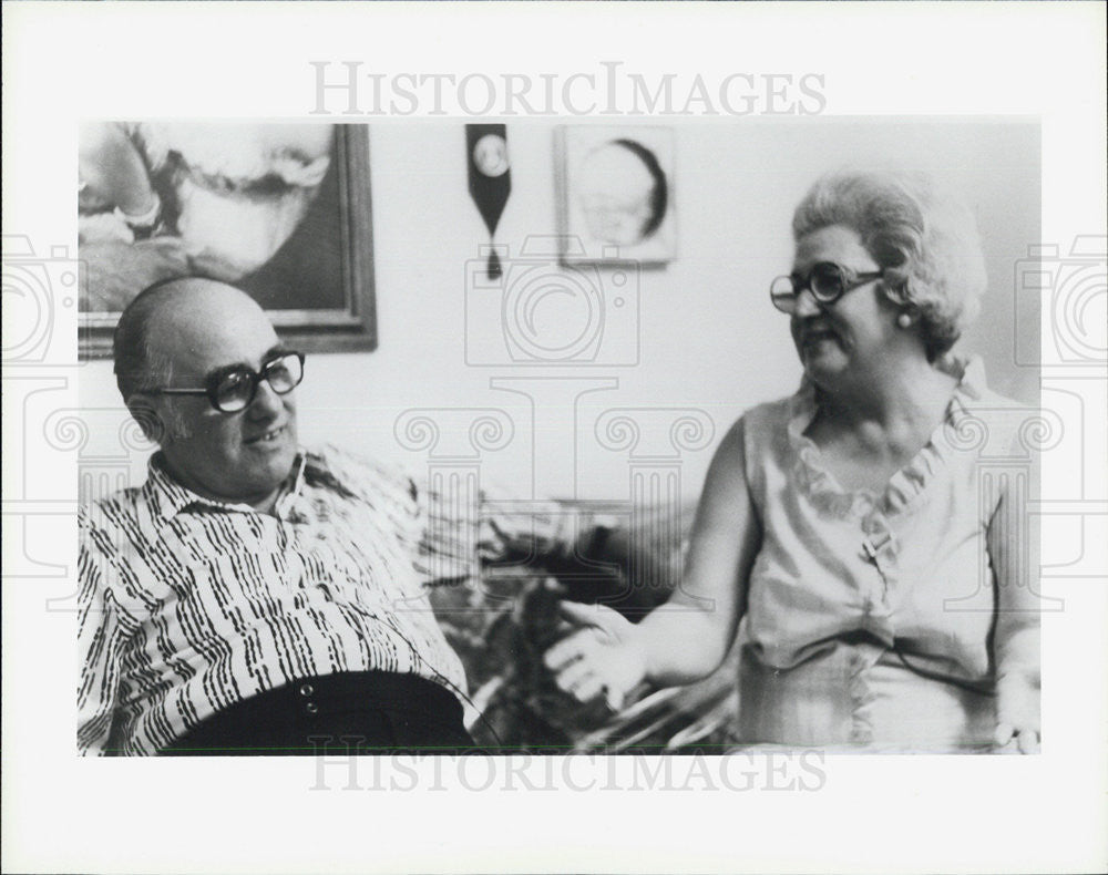 Press Photo Man and woman talking - Historic Images