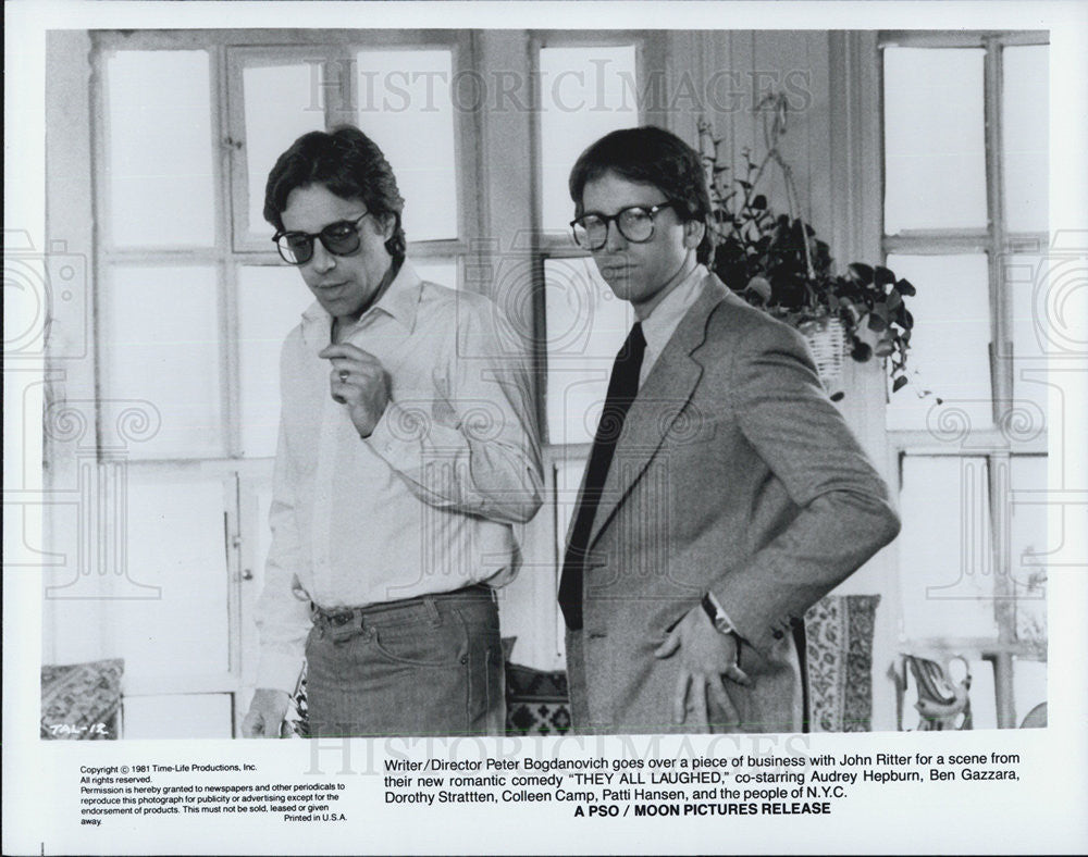 1981 Press Photo Peter Bogdanovich Directs John Ritter In Movie They All Laughed - Historic Images