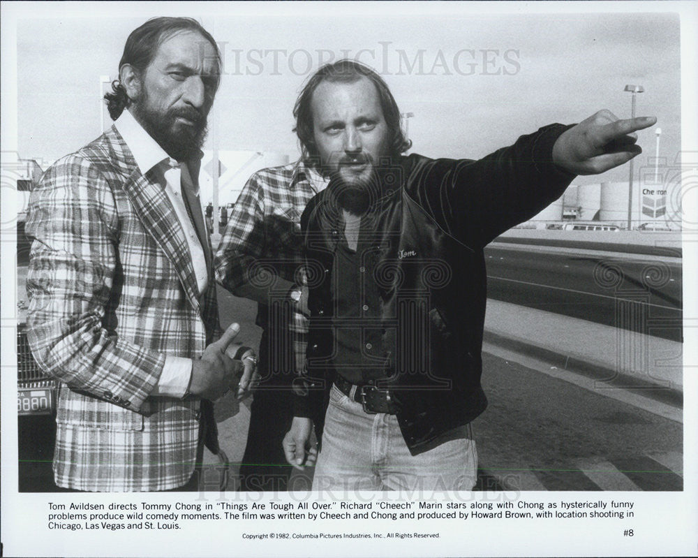 1982 Press Photo Director Tom Avildsen Directs Actor Tommy Chong In Film - Historic Images