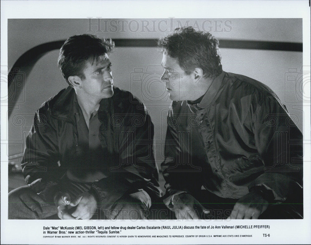 1988 Press Photo Actors Mel Gibson And Raul Julia In Movie Tequila Sunrise - Historic Images