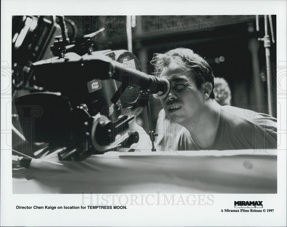 1997 Press Photo Chen Kaige Director Location Filming Temptress Moon Movie Film - Historic Images