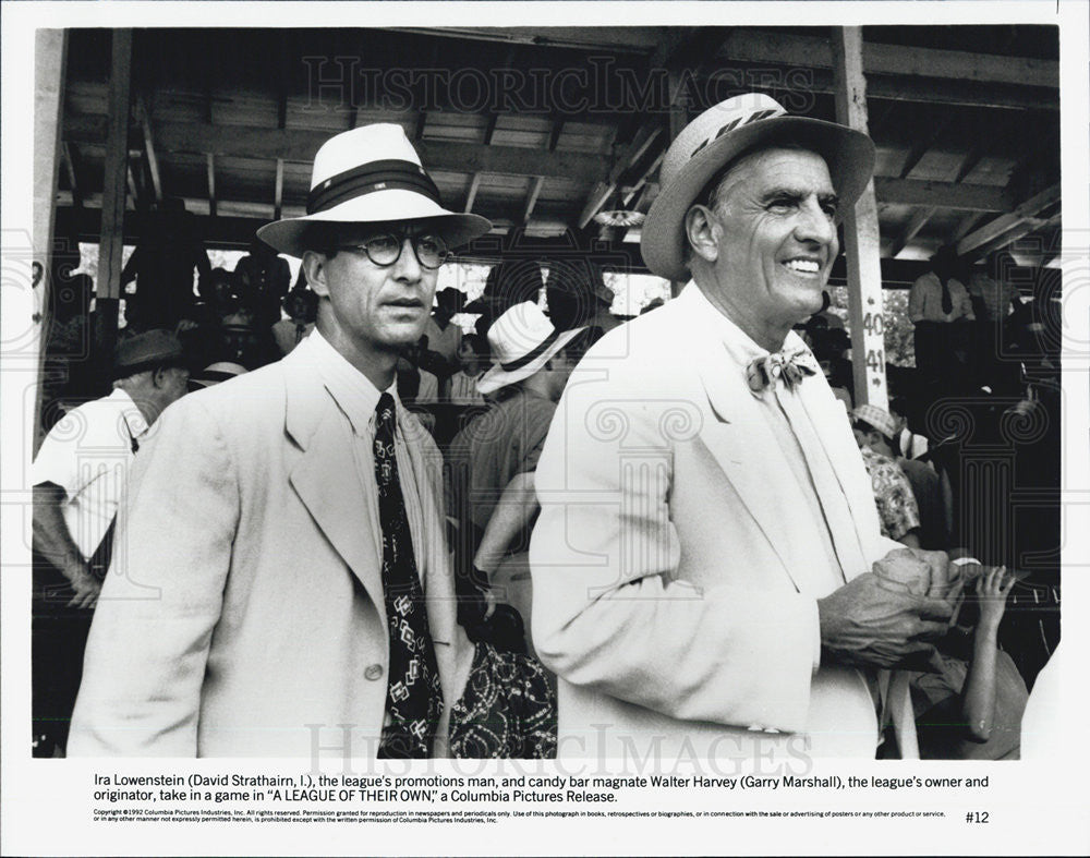 1992 Press Photo David Strathairn &amp; Garry Marshall in &quot;A League of Their Own&quot; - Historic Images