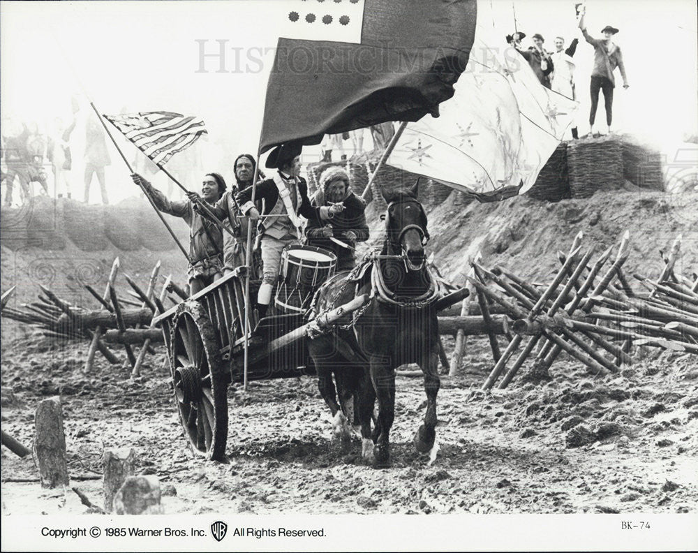 1985 Press Photo Americans and Indians Ride a Carriage in the Film &quot;Revolution&quot; - Historic Images